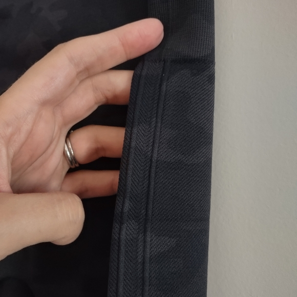 Spanx Seamless Black Camo Pattern Leggings - Picture 5 of 9